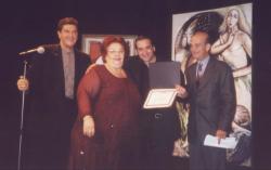 Pablo Garriga entrega el Primer Premio del Primer Concurso de Poesia El Suplemento a la poetisa Aida González
